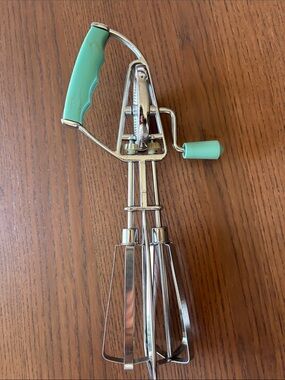 MAYNARD - Vintage Hand Crank Egg Beater in Mint Green